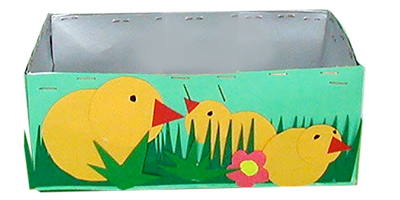 Coller fleurs et herbes sur le panier aux poussins