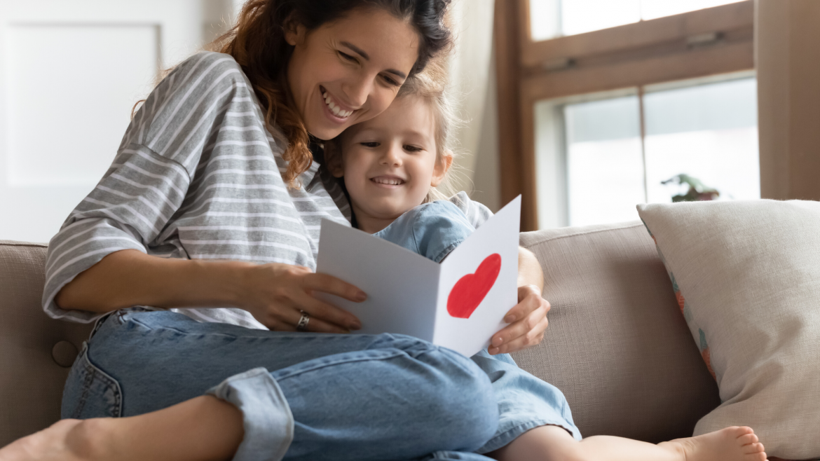 Vous cherchez une carte de Fête des mères ? Retrouvez dans ce dossier toutes nos idées de cartes à fabriquer mais aussi nos cartes à imprimer ou colorier. Tous nos modèles sont gratuits, faciles à réaliser et feront briller les yeux de maman le jour de sa