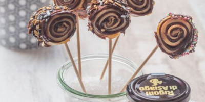 Vous cherchez une idée de crêpe originale ? En gâteau, en aumônière, en Samoussa, en sucette : retrouvez notre sélection des crêpes les plus créatives du Web.