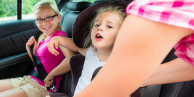 Des idées de jeux et jouets pour occuper les enfants en voiture sur les petits et grands trajets ! De la comptine à chanter avec les enfants aux jeux demandant plus de concentration, il existe de nombreux jeux et activités pour occuper les enfants durant