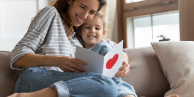Vous cherchez une carte de Fête des mères ? Retrouvez dans ce dossier toutes nos idées de cartes à fabriquer mais aussi nos cartes à imprimer ou colorier. Tous nos modèles sont gratuits, faciles à réaliser et feront briller les yeux de maman le jour de sa