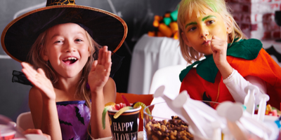 Un top de 13 musiques d'Halloween pour se mettre dans l'ambiance pour un goûter ou un repas d'Halloween. Découvrez ces musiques qui sont indispensables pour une fête d'enfants. De thriller en passant par voici halloween.
