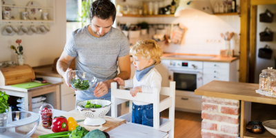 La tour d'observation aussi appelée tour d'apprentissage est une tour en bois que votre enfant peut utiliser pour accéder à des espaces de travail en hauteur. Un incontournable de la pédagogie Montessori