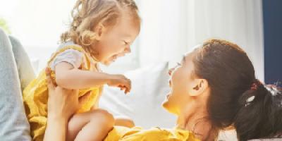 Le week end de la fete des meres approche ! Vite, il est grand temps de préparer un cadeau fait-main et plein d’amour afin de l’offrir à sa maman. Vous cherchez le cadeau idéal ? Nous vous proposons une sélection de cadeaux qui feront fondre tous les coeu