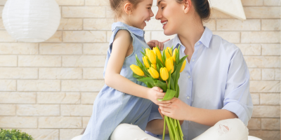 Le week end de la fete des meres approche ! Vite, il est grand temps de préparer un cadeau fait-main et plein d’amour afin de l’offrir à sa maman. Vous cherchez le cadeau idéal ? Nous vous proposons une sélection de cadeaux qui feront fondre tous les coeu