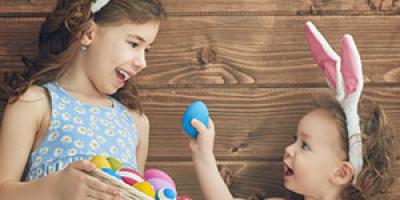 Quel bonheur de voir les enfants partir à la chasse aux œufs de Pâques ! Retrouvez toutes nos idées d’activités pour Pâques 2019, des jeux, des coloriages, des chansons et toutes nos infos sur l’histoire de cette drôle de fête !