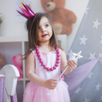 Votre fille veut se déguiser en fée, mais voilà elle n'a aucun déguisement de fée ! Utilisez une jupe de maman qui se transforme en jupe longue, nouez quelque foulard ou recyclez la robe de princesse trouvée au fond du tiroir. Ajoutez quelques acces