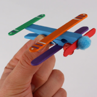 Bricolages et coloriages sur le thème des avions pour les enfants