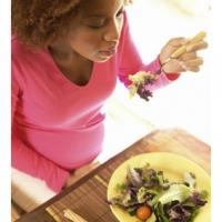 Bébé goûte tout ce que maman mange