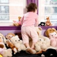 Bébé et les peluches