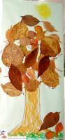 Réaliser un arbre d'automne en collant des feuilles