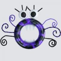 Retrouvez des vidéos d'activités manuelles pour les enfants sur le thème d'Halloween. Des décorations, des sacs pour les bonbons, photophores, des jeux mais aussi des chanson et comptine d'Halloween. Des tuto en vidéo pour chaque bricolage facile à réalis