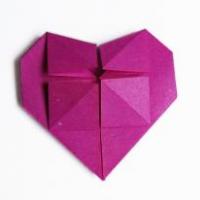 L’origami est l’art du pliage en papier. Un art ancestral à la fois délicat et économique. Faîtes votre choix parmi nos centaines d'idées créatives et trouvez le modèle d'origami qui vous plaît. Vous pourrez également suivre tous nos conseils pour débuter