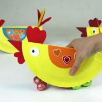 chacun trouvera une idée de bricolage à faire sur la poule de Pâques. Ces bricolages sur le thème des poules de Pâques sont à faire décorer la maison, créer un jeu ou un jouet ou pour s'occuper en attendant le passage des cloches ou du lapin de Pâques.
