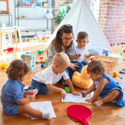 Sommaire des activités à faire avec ou pour son bébé de moins de 2 ans. Jeux d'éveil à faire avec bébé : Activités d'éveil pour le développement de son bébé de 1 an à 2 ans