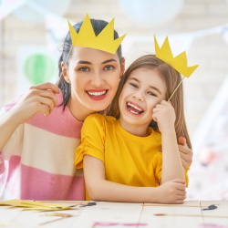 Activités pour fêter le jour des rois avec les enfants ! Fabriquez des déguisements, des couronnes, des instruments, préparez l'Epiphanie DIY parfaite pour votre famille grâce à des activités qui plairont aux petits comme aux grands.