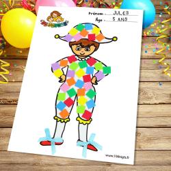 Découvrez une activité facile basée sur le coloriage et le collage sur le thème du carnaval.
Imprimez notre motif Arlequin afin que les enfants puissent le décorer en le coloriant et en collant des stickers mosaïques en caoutchouc et des petits nœuds.
