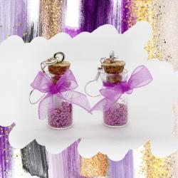 Confectionnez des boucles d'oreilles avec des petites bouteilles en verre. Rapide et facile à réaliser avec quelques paillettes et un peu de ruban Organza !