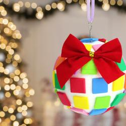 Un bricolage de Noël facile que les enfants vont adorer : fabriquer sa propre boule de Noël !
Une boule en polystyrène, des mosaïques en caoutchouc, un peu de colle, un noeud, du ruban et le tour est joué.
Une jolie boule de Noël pleine de