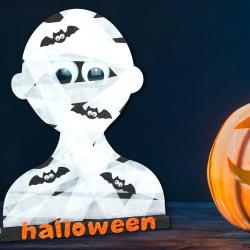 Pour Halloween, nous vous proposons de réaliser cette nouvelle activité manuelle qui consiste à réaliser un buste de momie !
Décoré avec des chauves-souris et le mot "Halloween" ce bricolage complétera parfaitement votre décoration pour Halloween.