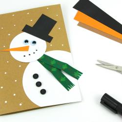 Dans cette activité manuelle sur le thème de Noël, découvrez comment réaliser facilement une carte bonhomme de neige !
Avec du papier les enfants vont donc allier découpage et collage pour fabriquer cette jolie carte de voeux.