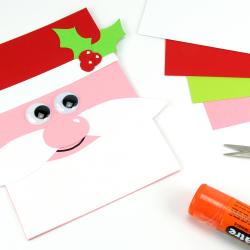 Dans cette activité manuelle sur le thème de Noël, découvrez comment réaliser facilement une carte père Noël !
Simplement avec du papier, les enfants vont donc allier découpage et collage pour fabriquer ce qui pourra servir de carte de voeux pa