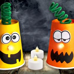 Avec un gobelet et une bougie électrique les enfants pourront créer facilement de jolies citrouilles lumineuses pour Halloween !
Lors de cette activité ils mélangeront des encres de dessin afin de créer la teinte orangée parfaite pour leur