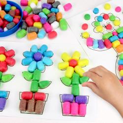 Découvrez une activité simple et amusante à faire avec les enfants dès l'âge de 3 ans !
Grâce à des cartes assorties marquées de zones à décorer les enfants vont pouvoir créer de sublimes dessins plein de couleurs et en 3D grâce a