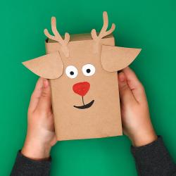 Fabriquez un emballage cadeau rigolo en tête de renne. Très facile à faire avec les enfants, cette idée peut-être réalisée également sur d'autres motifs, comme une tête de bonhomme de neige, ou de père Noël.