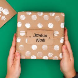 Réalisez des emballages cadeaux originaux et créatifs pour Noël. Avec un peu de papiers unis et des tampons faites de l'emballage cadeau une activité créative ludique pour les enfants.