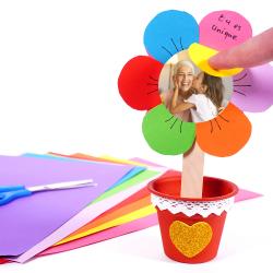 Voilà un super bricolage plein d'amour à faire avec les enfants !
Dans cette activité nous allons réaliser une fleur en papier cachant de jolies messages planter dans un petit pot en plastique.
Un cadeau original qui plaira à coups sûr pour