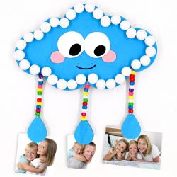 Dans cette activité météo, nous allons fabriquer un joli porte-photos nuage ! Une activité accessible dès le plus jeune âge basée sur le collage, le découpage et la peinture.
Vous pourrez ensuite accrocher vos photos de famille sur ce nu