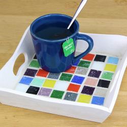 Pour apporter de bonnes boissons fraîches ou un petit déjeuner cet été, découvrez ce nouveau tutoriel pour apprendre à décorer facilement un plateau avec des mosaïques.
Cette activité facile permettra aux enfants d'avoir une première approche