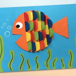 Découvrez cette activité qui permettra à vos enfants de transformer des simples feuilles de papier colorées en un poisson arc-en-ciel !
Une décoration originale que les enfants pourront accrocher fièrement dans leurs chambres !
Une activité cré