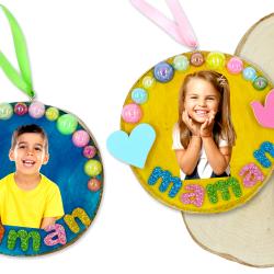 Cette année nous allons fabriquer un cadeau de fête des mère original grâce à un rondin de bois !
Les enfants pourront le décorer avec de l'encre, des strass et une jolie photo afin d'obtenir une jolie décoration à suspendre qui va faire craquer les mama