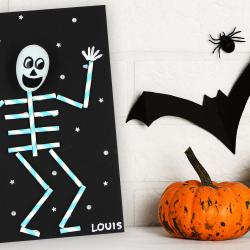 Découvrez une activité d'Halloween facile qui permettra aux enfants de fabriquer un petit squelette rigolo à accrocher au mur !
Et tout cela en utilisant simplement une feuille de papier noir, des pailles en carton, un oeuf en plastique et des marqueur