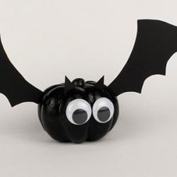 Un tuto pour apprendre à fabriquer une chauve-souris d'Halloween avec les enfants