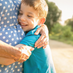 Vous cherchez une idée de cadeau pour mamie ? Que ce soit pour la fête des grands mères ou son anniversaire, voici notre sélection d'idées cadeaux à fabriquer avec les enfants et qui feront plaisir à tous les coups.