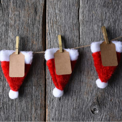 Voici un calendrier de l'avent en chapeau de Père Noël à fabriquer avec vos petits loups. Une idée originale, toute simple pour un calendrier de l'avent rapide et original.