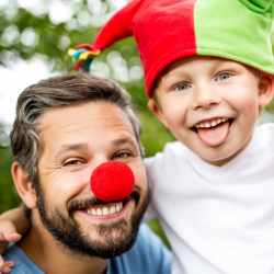 Quel bonheur de préparer son déguisement de Carnaval pour aller défiler dans les rues au rythme des fanfares !Retrouvez toutes nos idées d’activités, des jeux, des coloriages, des chansons mais aussi toutes nos infos sur l’histoire de cette drôle de fête