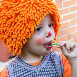 Quel bonheur de préparer son déguisement de Carnaval pour aller défiler dans les rues au rythme des fanfares !Retrouvez toutes nos idées d’activités, des jeux, des coloriages, des chansons mais aussi toutes nos infos sur l’histoire de cette drôle de fête