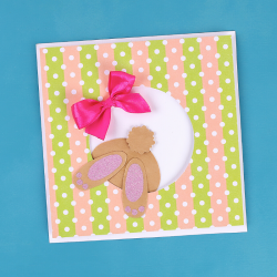 Voici le tuto de notre jolie carte de Pâques avec un mignon petit lapin qui semble sauter pour se cacher dans un Oeuf.