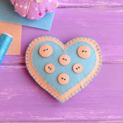 Voici un tuto pour apprendre à faire uncoeur en feutrine pour la Saint Valentin, la Fête des mère, la fête des pères, la fêtes des grand-mère des grands pères ou en cadeaux à une personne que l'on aime.. Une jolie idée d'activité très déco à proposer à vo