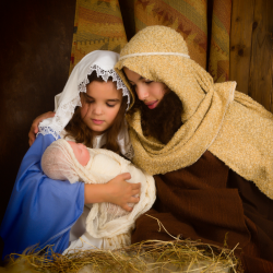 La crèche au sens strict est une auge, une mangeoire des animaux, c'est dans cette mangeoire que d'après la Bible Jésus a été placé à sa naissance. Par extension, la cr&egrav