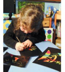 Fabriquer des cartes postales pendant les vacances avec ses enfants