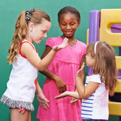 Trois Petits Chats Les Paroles De Cette Comptine Celebre Des Jeux De Mains