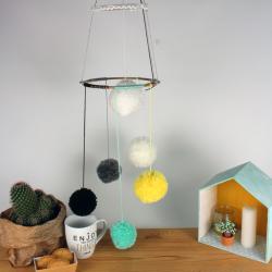 Fabriquer un mobile à pompons pour les enfants