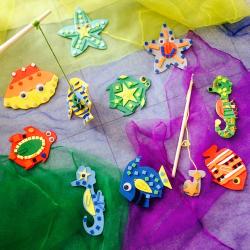 activité de bricolage enfants pour réaliser un jeu de pêche à la ligne