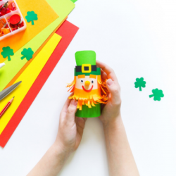 Retrouvez un nouveau DIY pour apprendre à fabriquer un leprechaun en rouleau de papier toilette