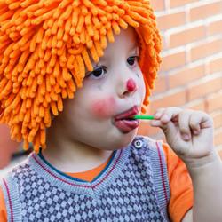 Ah le Carnaval ! Quel bonheur de retrouver les bals, les défilés et les goûters sucrés. Chaque année, c'est un véritable bonheur de se déguiser et se maquiller pour l'occasion. Mais d'où vient cette fête populaire ? Nous revenons sur l'histoire du Carnava